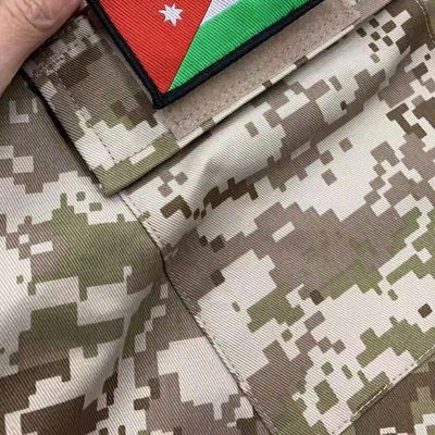 Alta resistencia al desgarramiento TC impermeable SA Camuflaje de tela de corte y parada La resistencia al color 4 grado