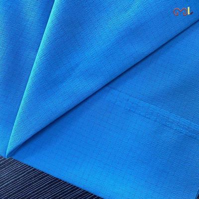 Tejido suave y duradero 100% de poliéster de fibra de Gabardine para resistir el agua uniformemente