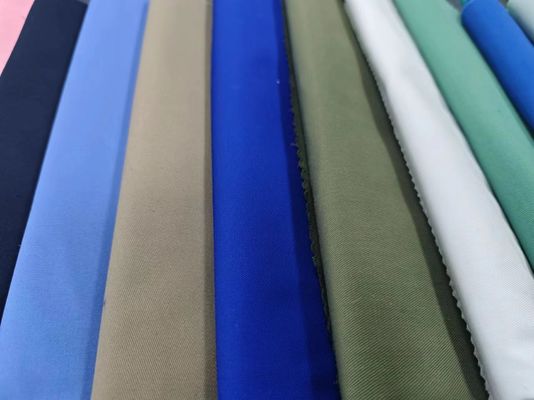 Tejido suave y duradero 100% de poliéster de fibra de Gabardine para resistir el agua uniformemente